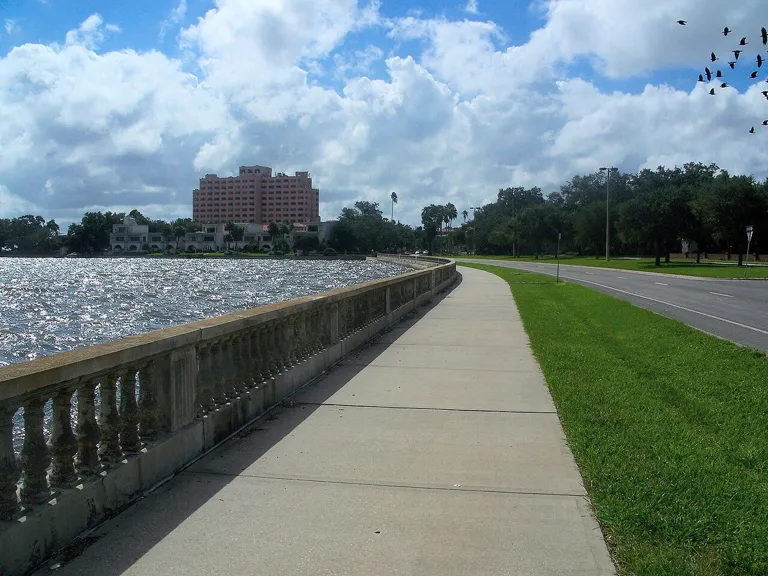 Bayshore Boulevard Tampa — Tampa Bayshore Blvd looking south01