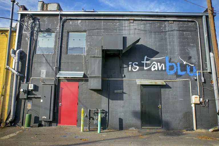 Ybor City — Is tan blu - Ybor City, Tampa Florida