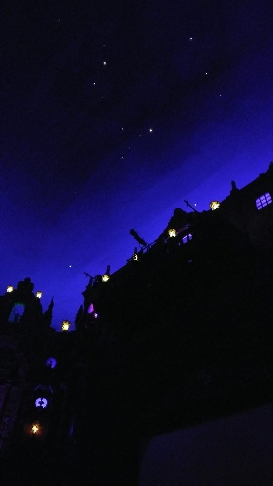 Looking up at the stars (on the ceiling) inside the Tampa Theater in Tampa, Florida, US, on 23 March 2021 (02).jpg